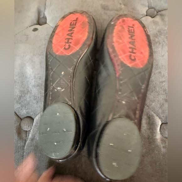 CHANEL Black Quilted Leather Ballet Flats with White CC Appliqué - Picture 6 of 11